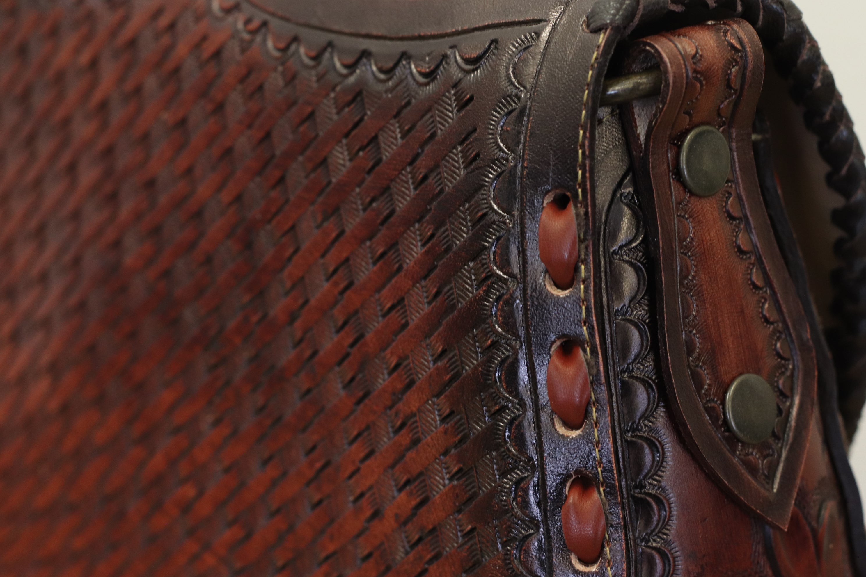 LB1_08 Hand Tooled Cow Hide Leather Purse