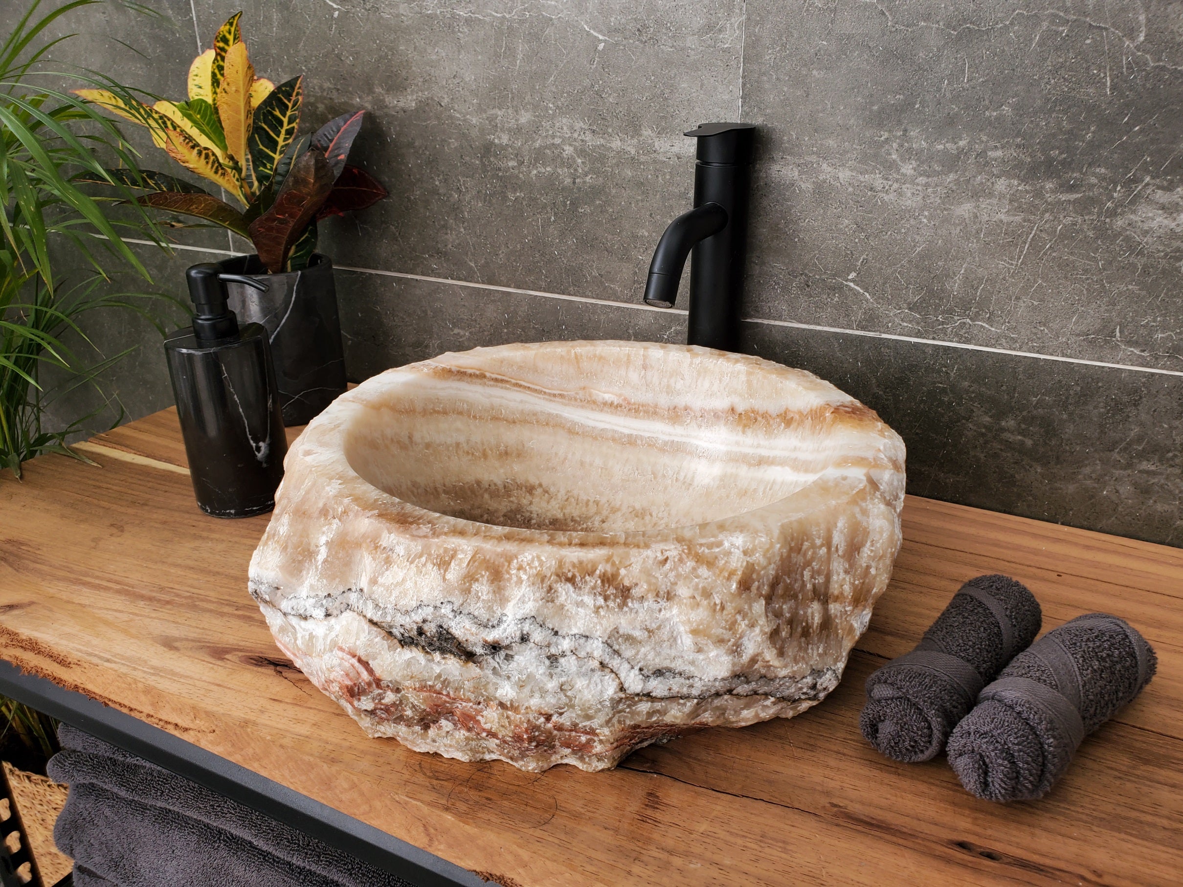 S31_33 Onyx Stone Vessel Bathroom Sink - Round